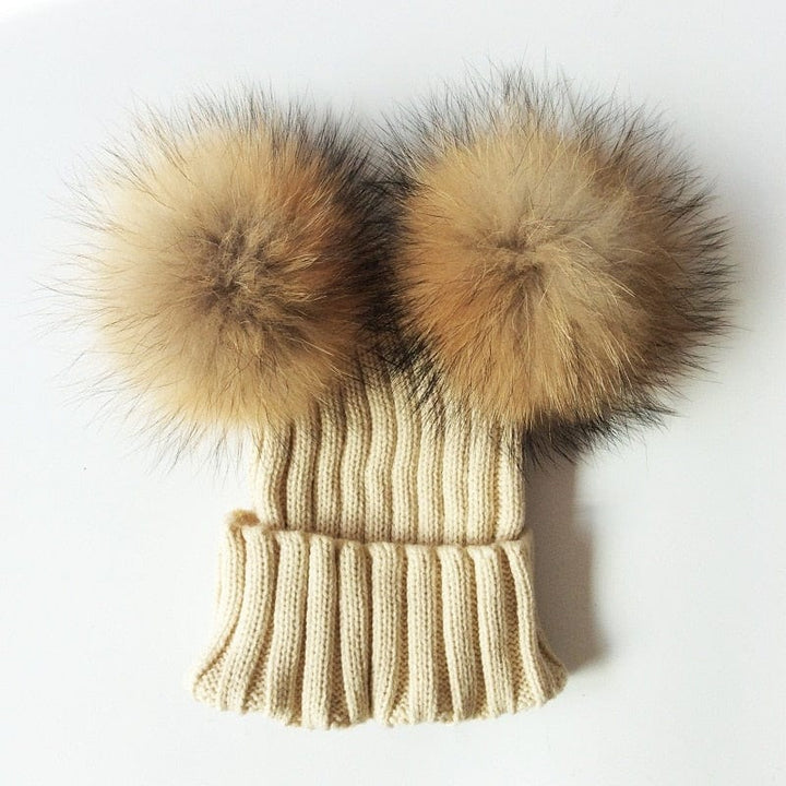 Bonnet hiver acrylique, double pompon fourrure, pour un look mode enfant et adulte.