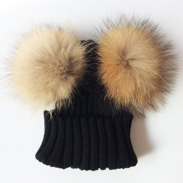 Bonnet fourrure double pompon pour garder bébé et enfant au chaud cet hiver.