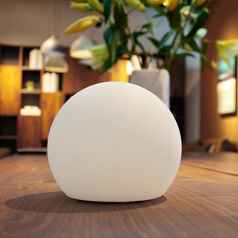Lampe de table LED rechargeable sans fil en forme de boule. 16 couleurs pour une ambiance lumineuse unique.