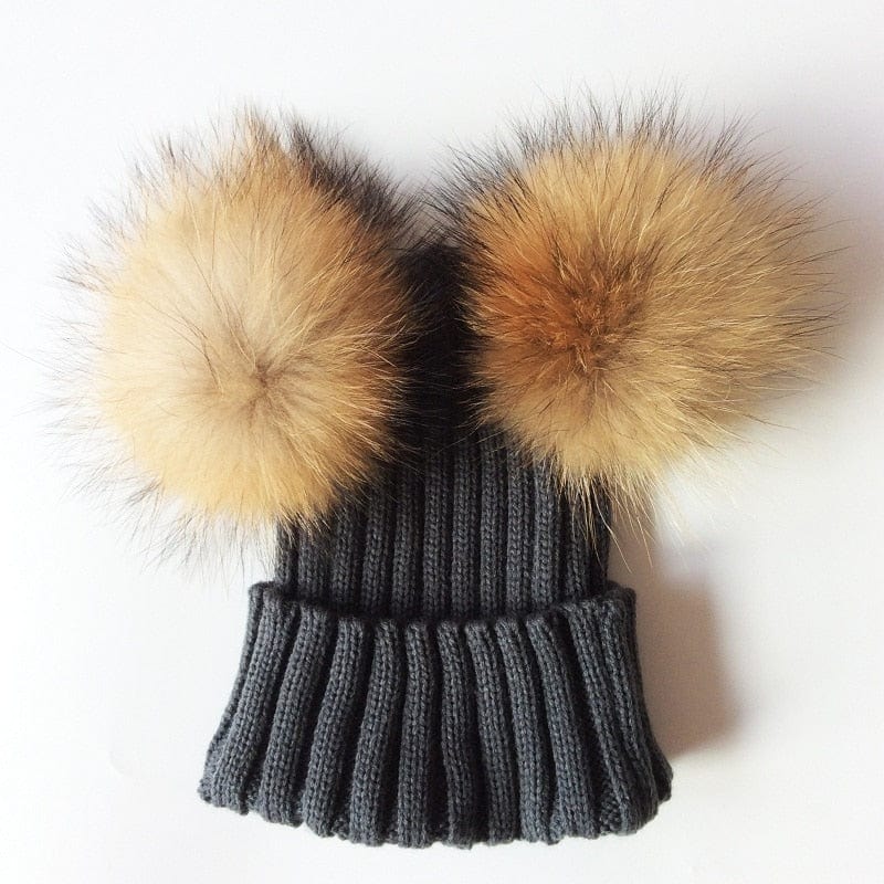 Bonnet mode enfant et adulte, doux, chaud avec deux pompons fourrure stylés.