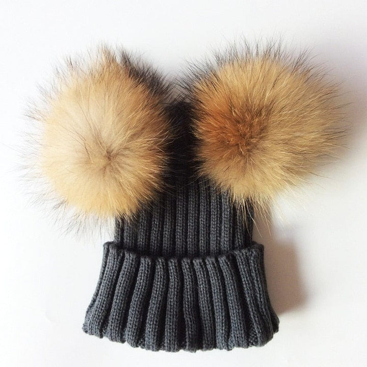 Bonnet mode enfant et adulte, doux, chaud avec deux pompons fourrure stylés.