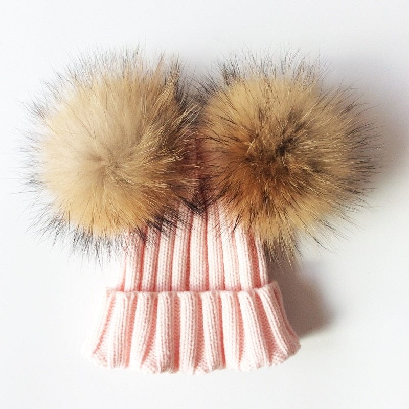 Design familial: Bonnet doux double pompon fourrure, essentiel pour l'hiver froid.
