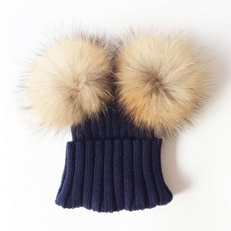 Bonnet doux double pompon fourrure pour toute la famille, chaleur et style garantis.