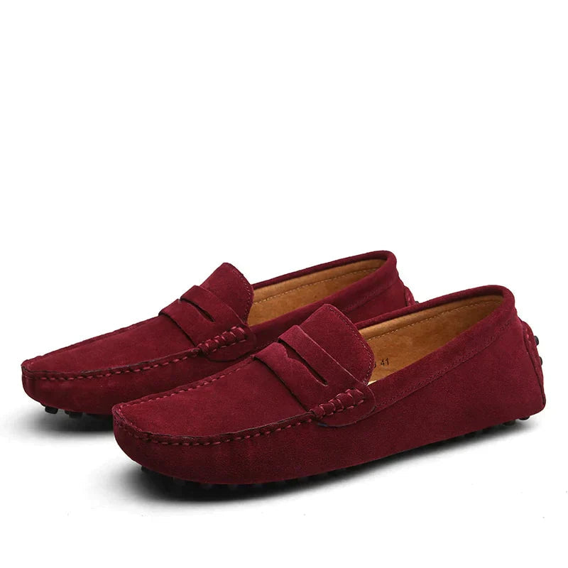 Mocassins homme en cuir souple marron, style classique et élégant, parfaits pour un look chic au bureau.