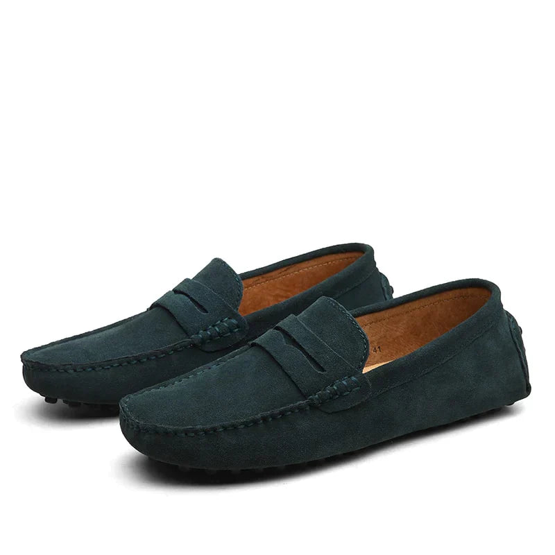 Vue latérale d'un mocassin homme à enfiler, semelle confortable, finitions soignées, disponible en plusieurs coloris.