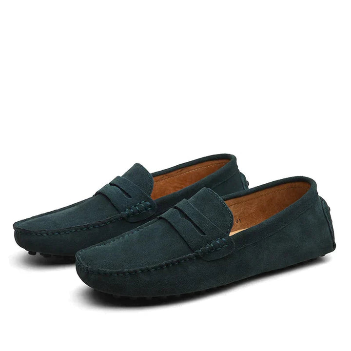 Vue latérale d'un mocassin homme à enfiler, semelle confortable, finitions soignées, disponible en plusieurs coloris.