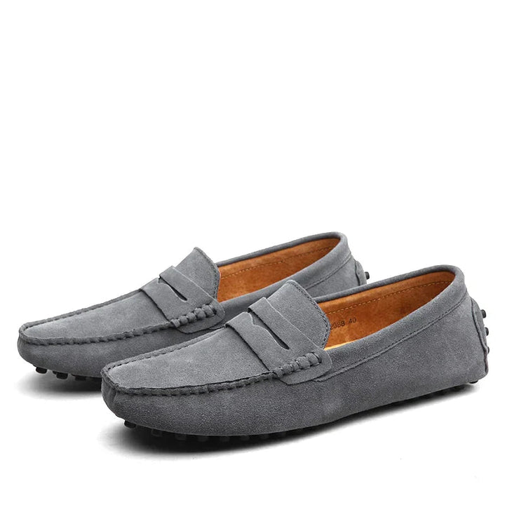 Homme portant des mocassins élégants, parfaits pour un look chic ou décontracté, confort optimal toute la journée.