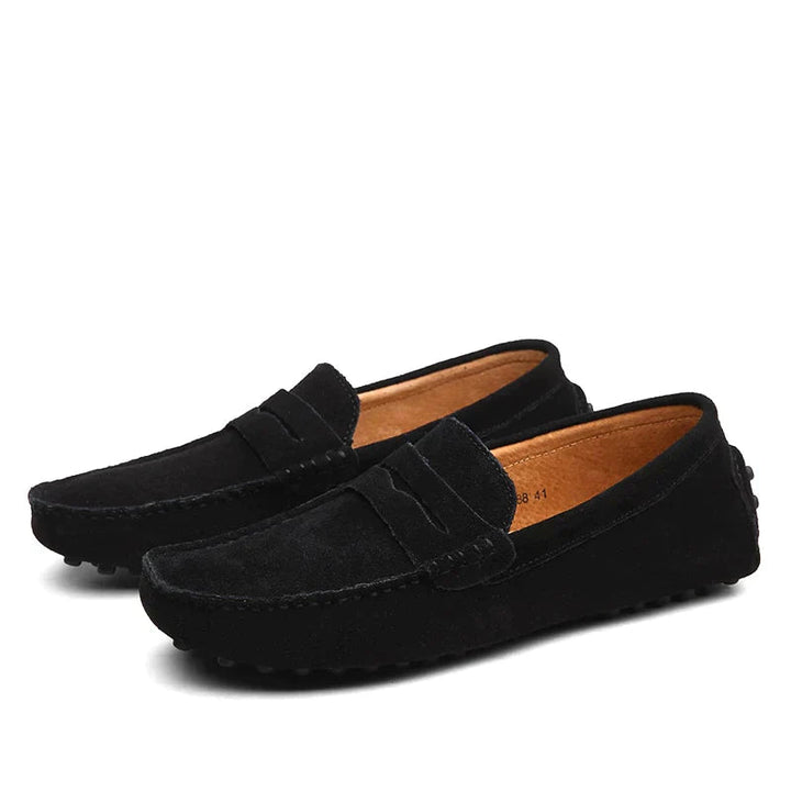 Gros plan sur la texture du cuir d'un mocassin homme, surpiqûres fines, chaussure à enfiler de qualité supérieure.