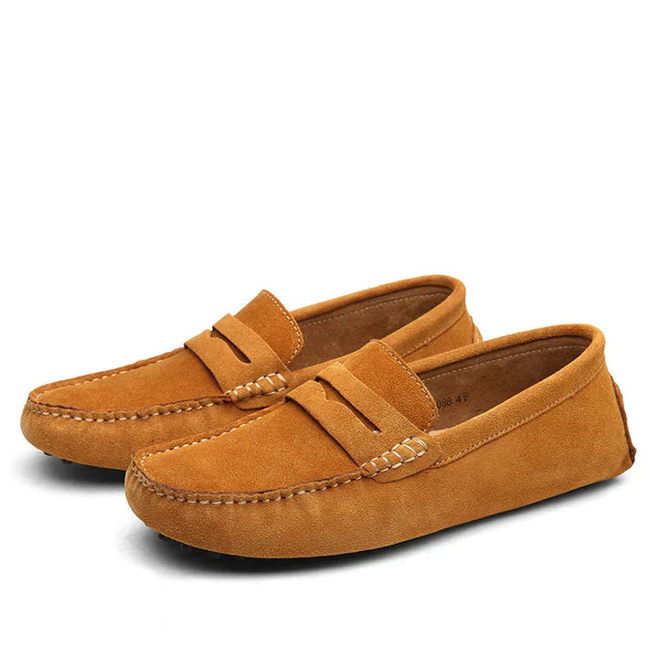 Mocassin homme gris clair à enfiler, élégant et confortable, idéal pour le bureau ou un style décontracté chic.