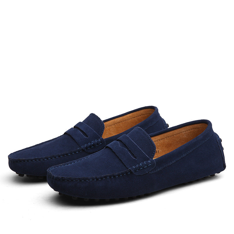 Mocassin homme classique revisité, chaussure à enfiler moderne, confort et élégance pour un look intemporel.