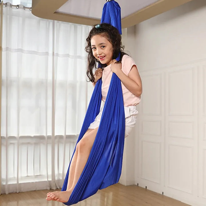 Hamac sensoriel ZenSwing pour le bien-être de l'enfant, un espace apaisant de relaxation et de jeu thérapeutique.