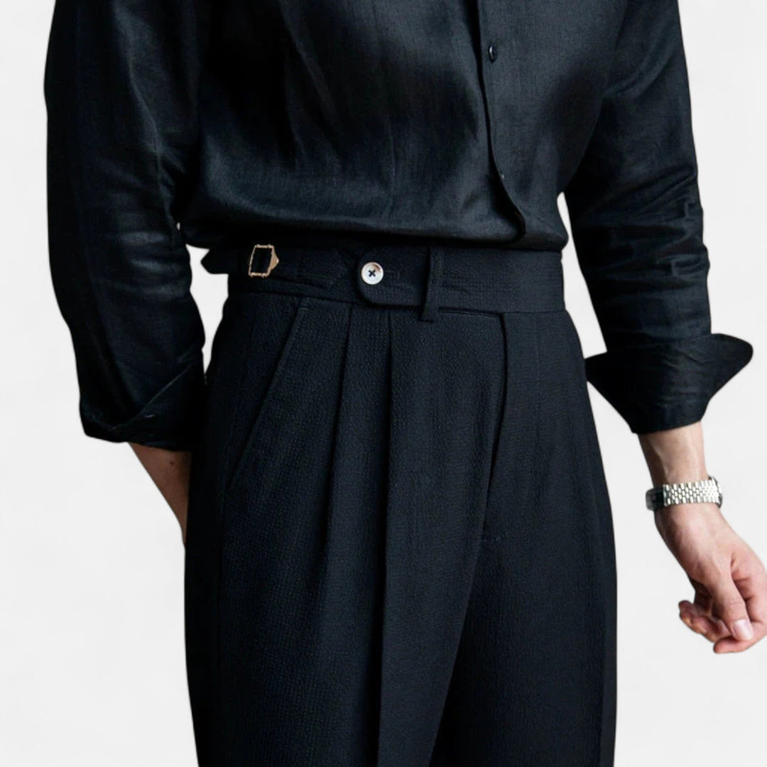 Pantalon taille haute noir élégant pour homme. Style classique, chic, parfait pour le bureau.