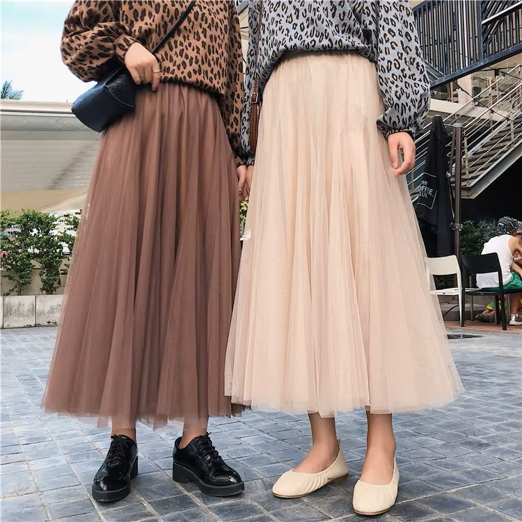 Jupe longue de tulle gris pour femme, style romantique. Confortable et chic, idéale pour une tenue décontractée d'été.