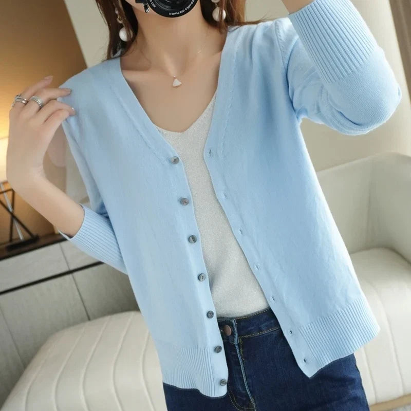 Cardigan Léa femme tricoté, texture douce et confort luxueux. Un pull élégant, mode polyvalente pour elle.