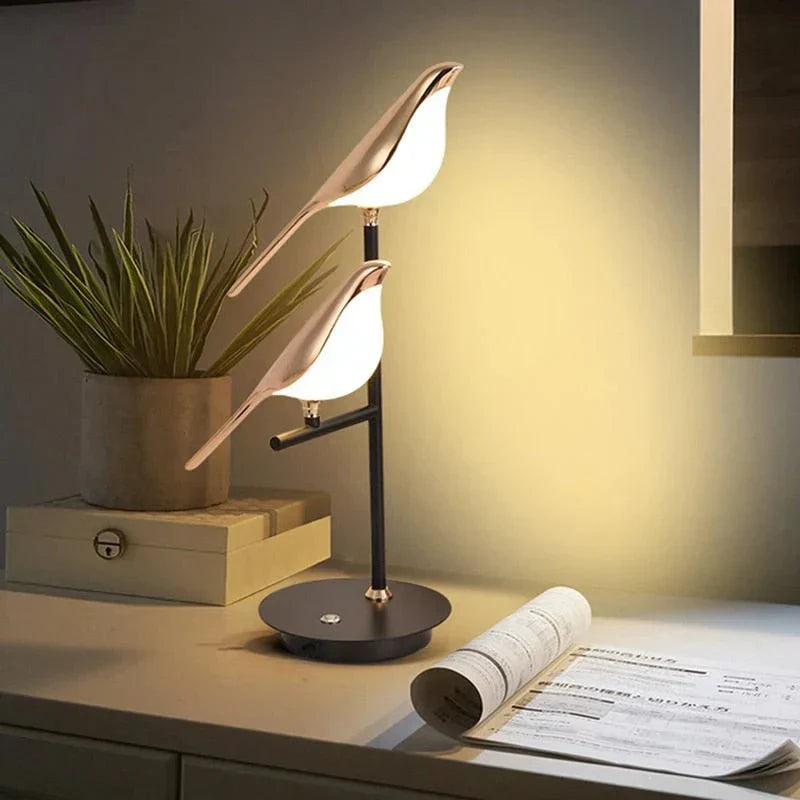 Luminaire de table LED doré design, idéal pour une décoration de salon ou chambre contemporaine. Lumière d'ambiance.
