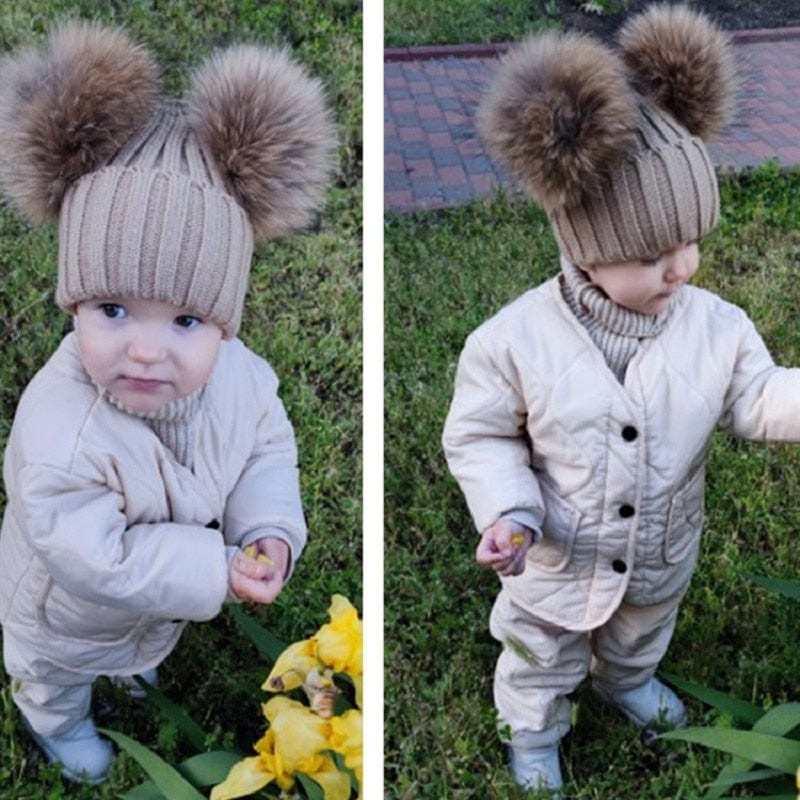 Bonnet doux double pompon fourrure pour adulte et enfant, idéal pour l'hiver.