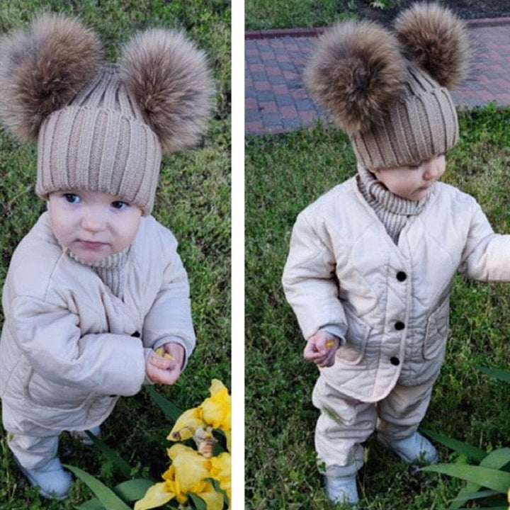 Bonnet doux double pompon fourrure pour adulte et enfant, idéal pour l'hiver.