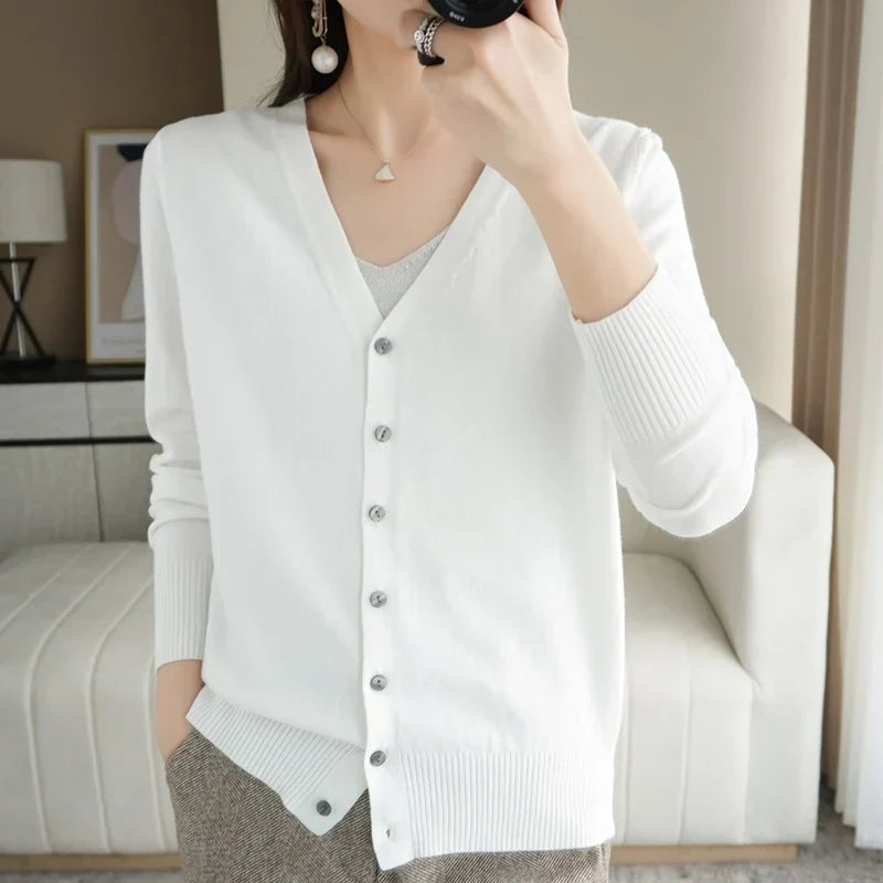 Cardigan Léa femme ultra-confortable en tricot doux. Pull chic à manches longues, idéal pour toutes saisons.