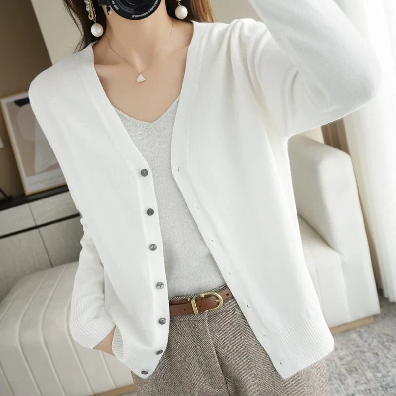 Dos du cardigan Léa femme, tricot doux et élégant. Pull polyvalent pour superposer, confort et style mode.