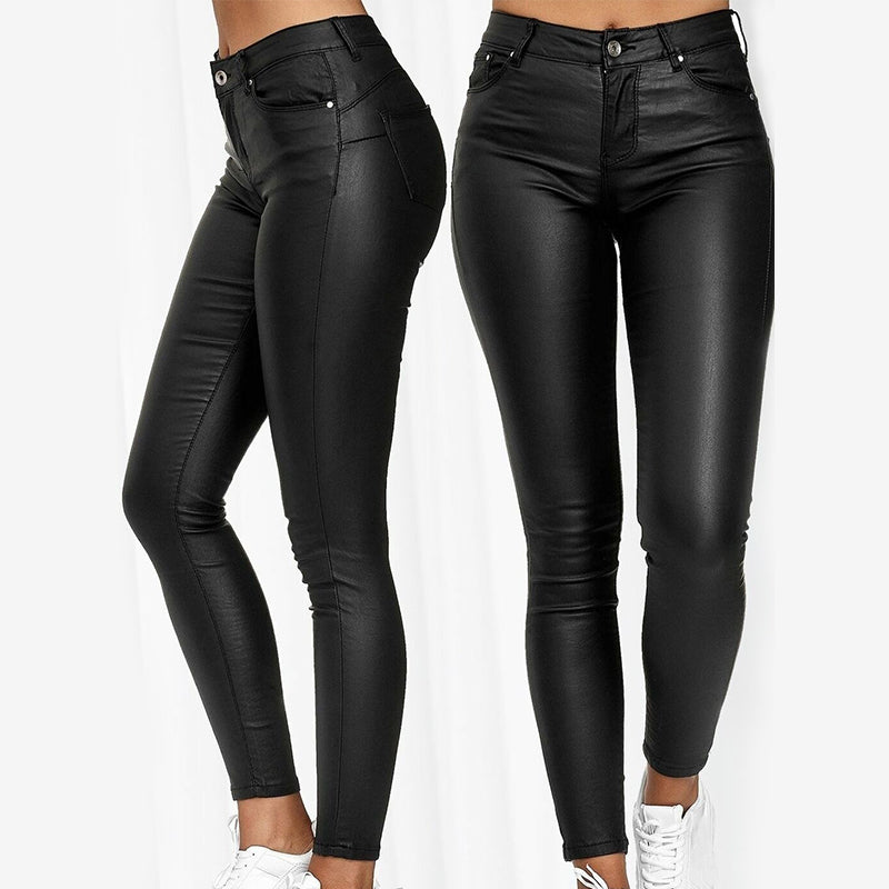 Vue de face: Pantalon femme noir en cuir stretch, coupe ajustée, taille haute élégante.