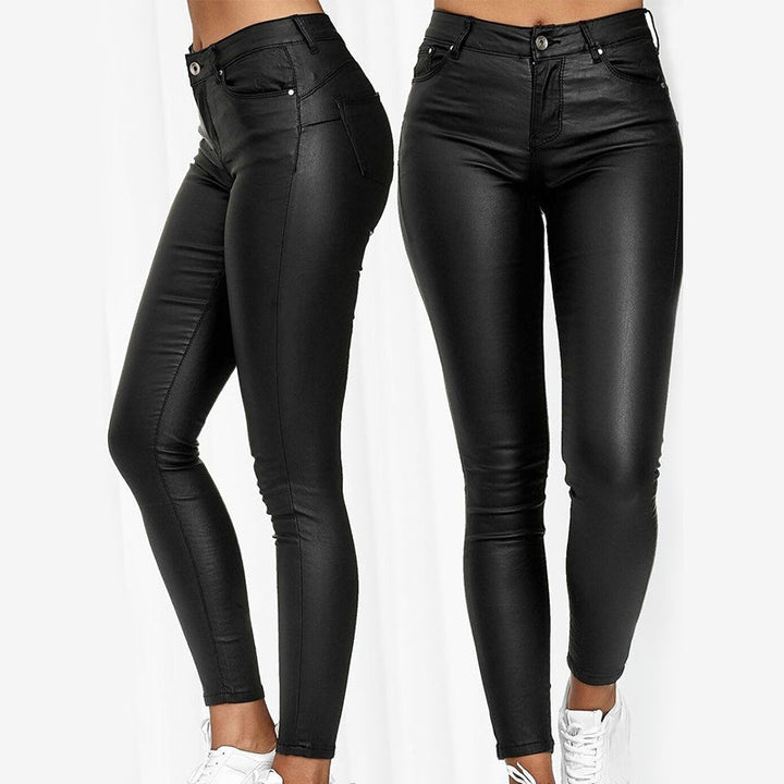 Vue de face: Pantalon femme noir en cuir stretch, coupe ajustée, taille haute élégante.