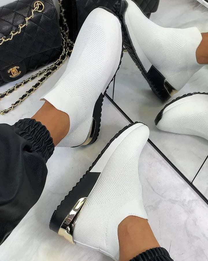 Paire de chaussures orthopédiques femme pour le quotidien, assurant confort, soutien et élégance.