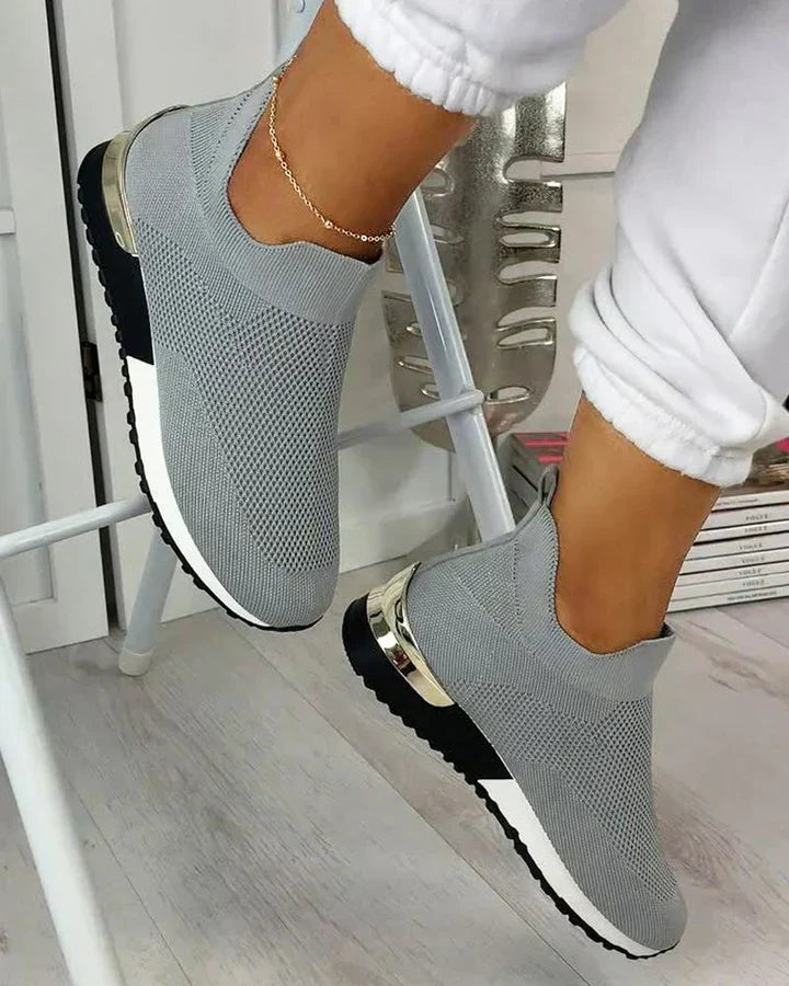 Chaussures femme slip-on orthopédiques élégantes, offrant confort et soutien optimal toute la journée.