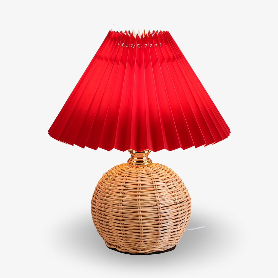 Lampe à poser rétro, abat-jour plissé en rotin, pour un éclairage d'ambiance raffiné.