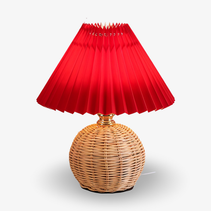 Lampe à poser rétro, abat-jour plissé en rotin, pour un éclairage d'ambiance raffiné.