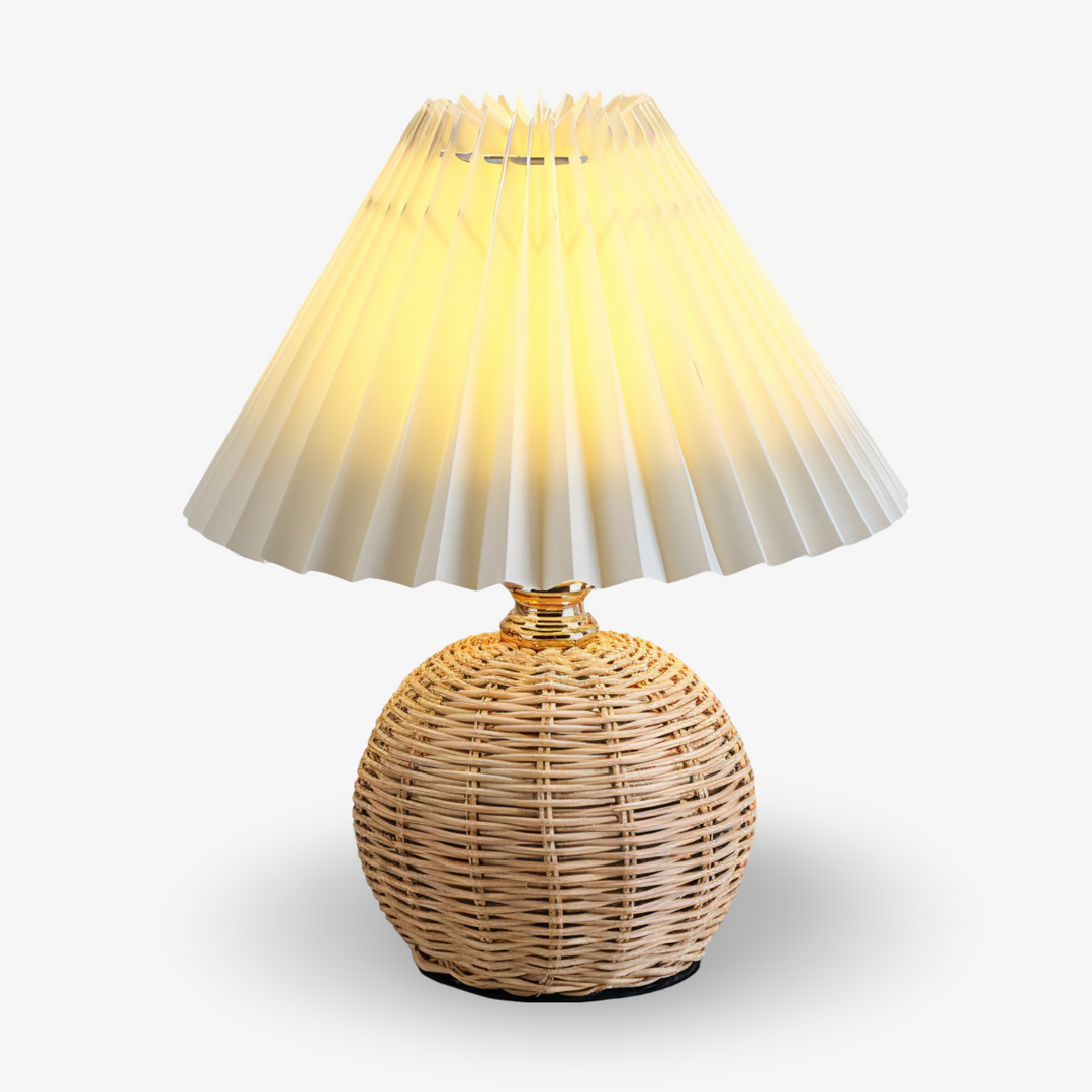 Éclairage de chambre: lampe de table en rotin plissé, design rétro, lumière tamisée.
