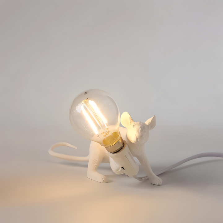 Lampe de bureau souris vintage en résine, design animal pour une décoration et un éclairage distincts.