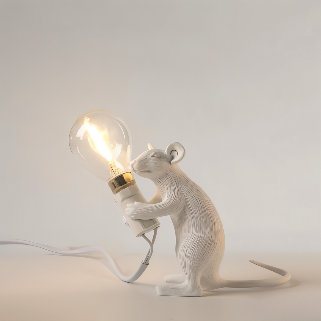 Lampe de bureau originale souris vintage en résine, objet de décoration et éclairage unique.
