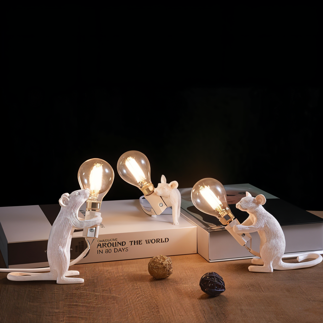 Lampe de bureau design animal souris, style vintage en résine pour un intérieur unique.
