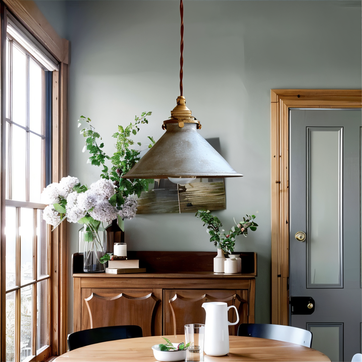 Design lampe suspendue industrielle conique. Éclairage de plafond vintage et rétro moderne pour la maison.