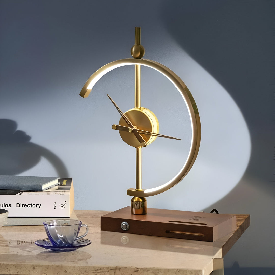 Lampe de bureau LED avec horloge, chargeur Qi intégré. Éclairage moderne et économie d'énergie pour espace de travail.