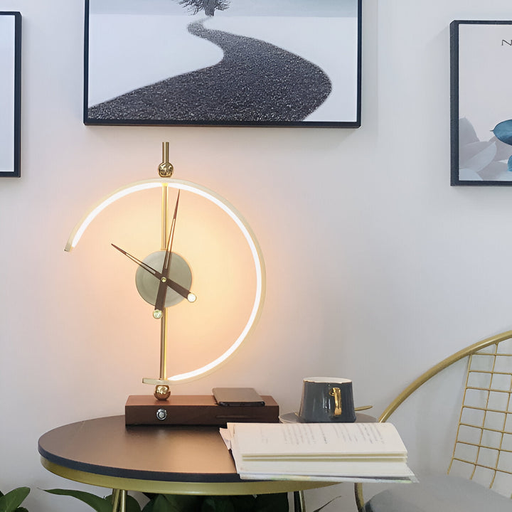 Lampe de bureau LED multifonction: horloge, chargeur Qi. Éclairage efficace, design géométrique. Parfaite pour le bureau.