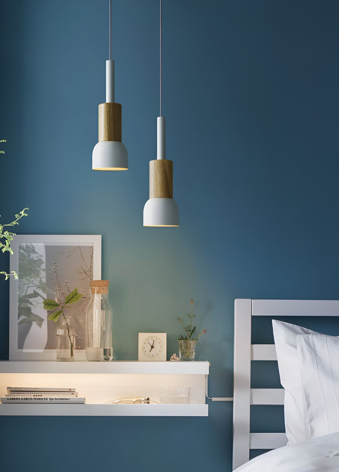 Luminaire nordique suspendu, design coloré pour une décoration intérieure gaie.