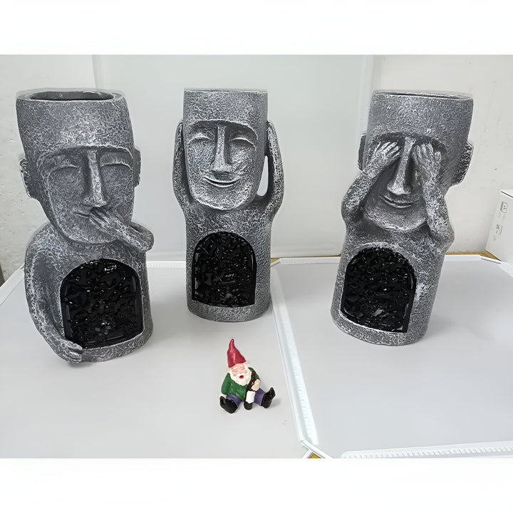 LuxeLumen statue Moai solaire pour jardin, décoration zen avec éclairage LED durable et résistant.