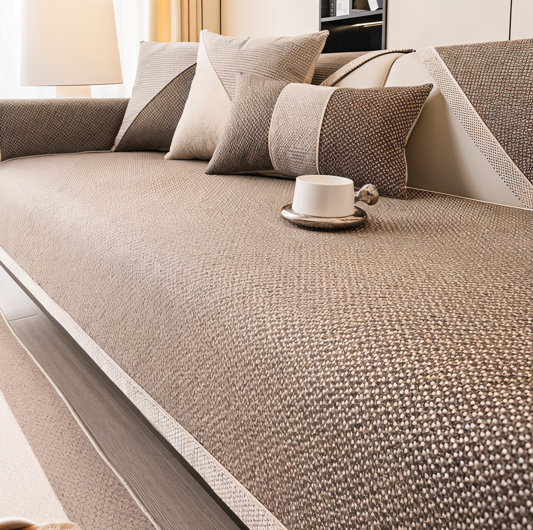 Housse de canapé kaki LuxuraGuard antidérapante, protection meuble et sécurité enfants.