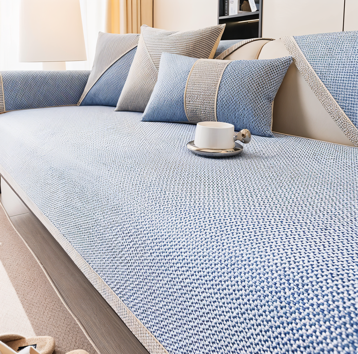 Textile maison LuxuraGuard gris clair, housse de canapé antidérapante pour un confort optimal.