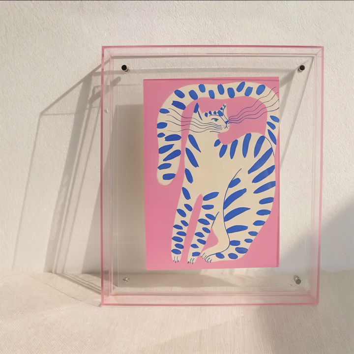 Cadre acrylique rétro-futuriste avec bord néon coloré pour mettre en valeur vos photos préférées.