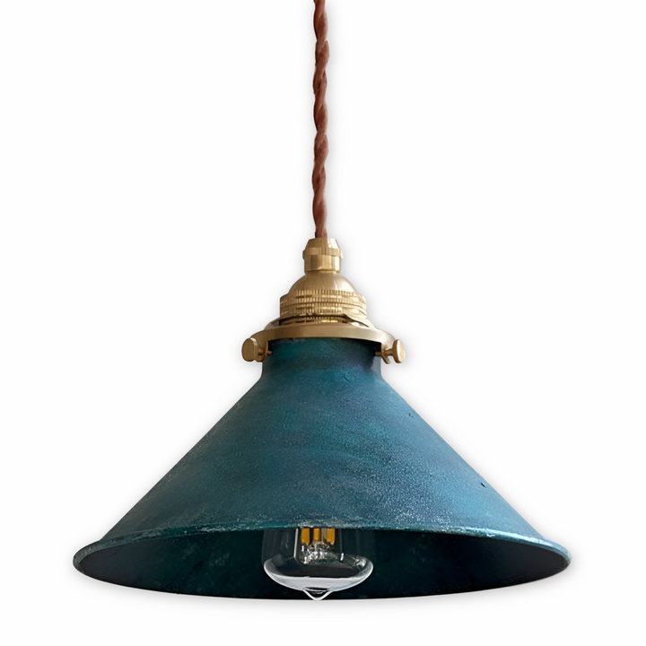 Élégante lampe suspendue industrielle conique. Éclairage de plafond vintage et rétro pour cuisine ou salon.