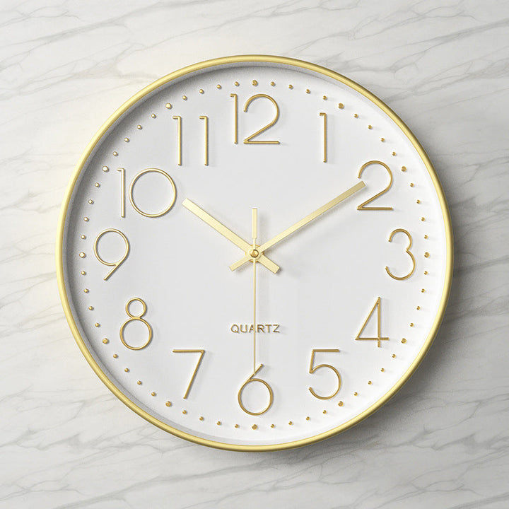 Horloge murale décorative avec chiffres en relief, silencieuse et moderne pour la maison.