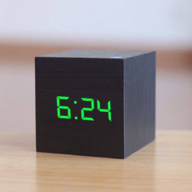 Horloge de bureau numérique design. Forme cubique, finition élégante, parfaite pour un décor contemporain.