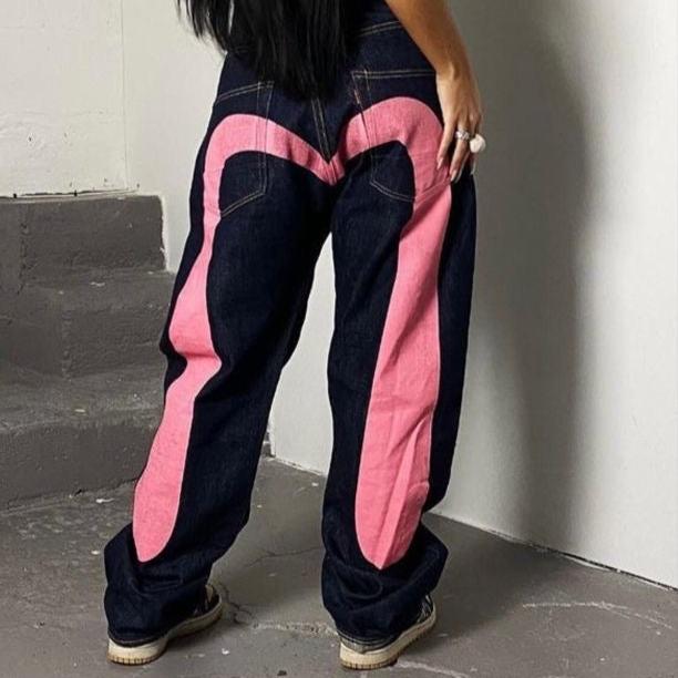 Jeans rétro streetwear ample pour femme, taille mi-haute. Pantalon décontracté et confortable, style vintage tendance.