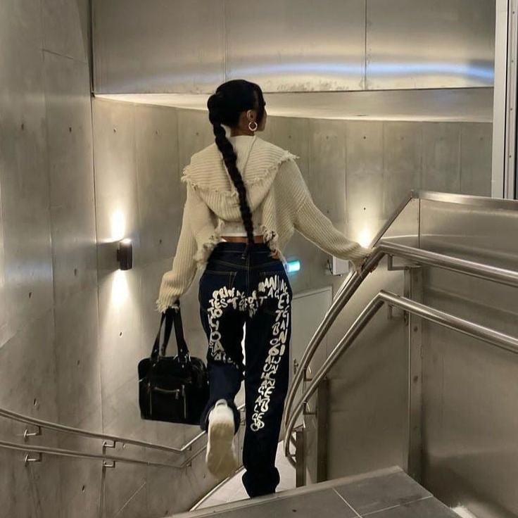 Détail du jean streetwear ample femme Jaxen. Tissu confortable et doux, coupe décontractée parfaite pour la mode rétro.