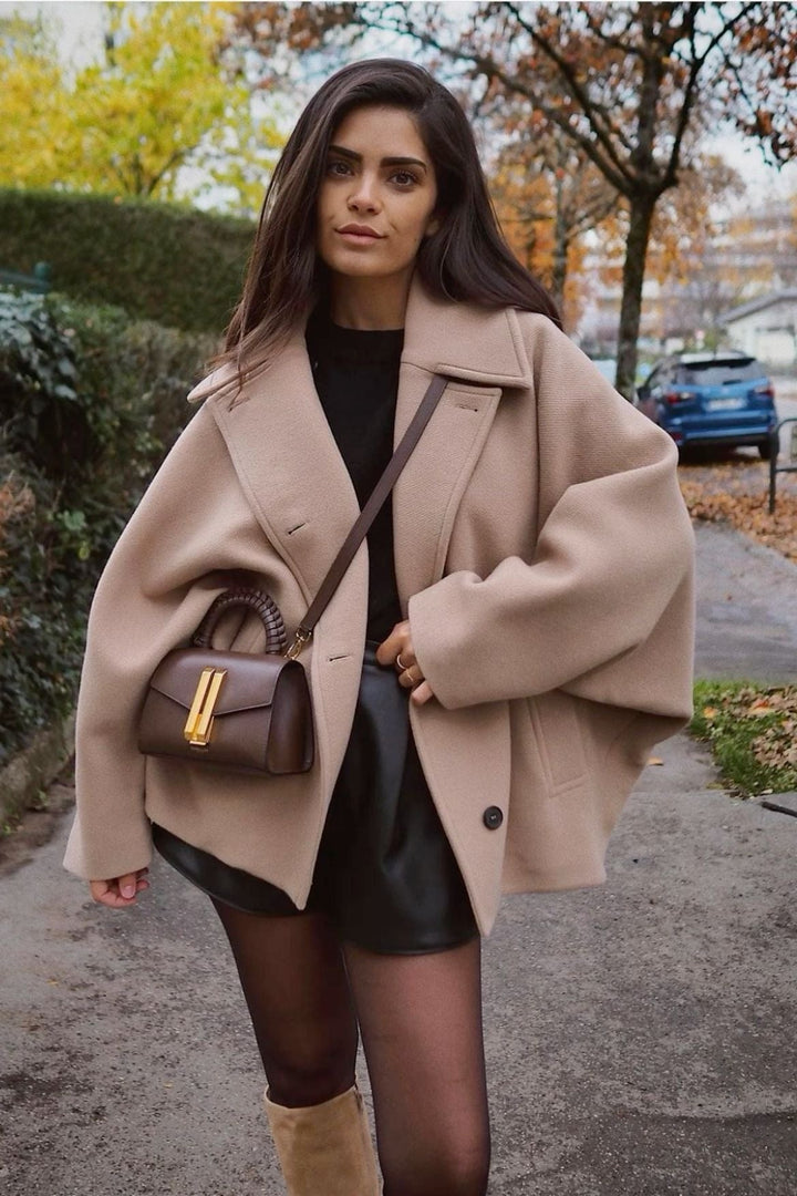 Vêtement chaud femme : Manteau noir oversize, confortable et stylé pour l'hiver.