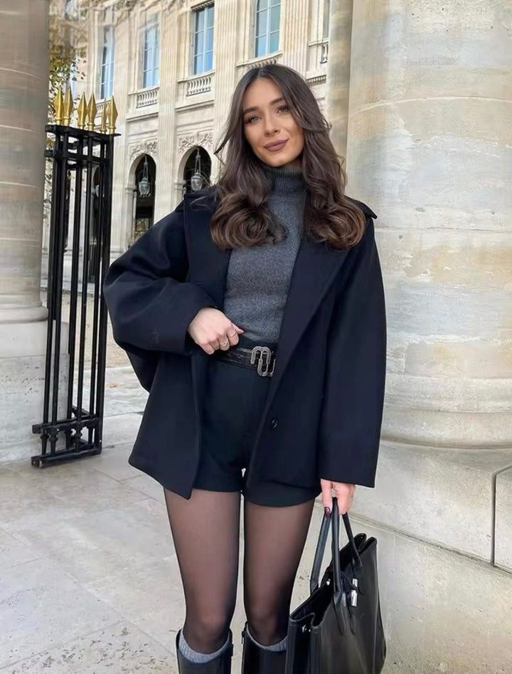 Manteau hiver femme confortable, noir oversize, parfait pour la mode hivernale.