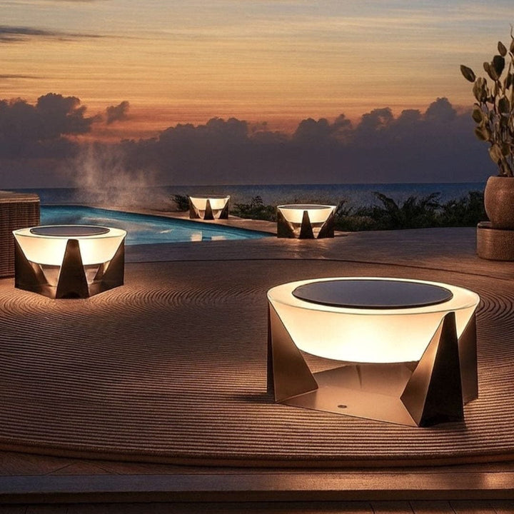 Lampe solaire élégante pour éclairage de jardin, crée une ambiance chaleureuse sur terrasse.
