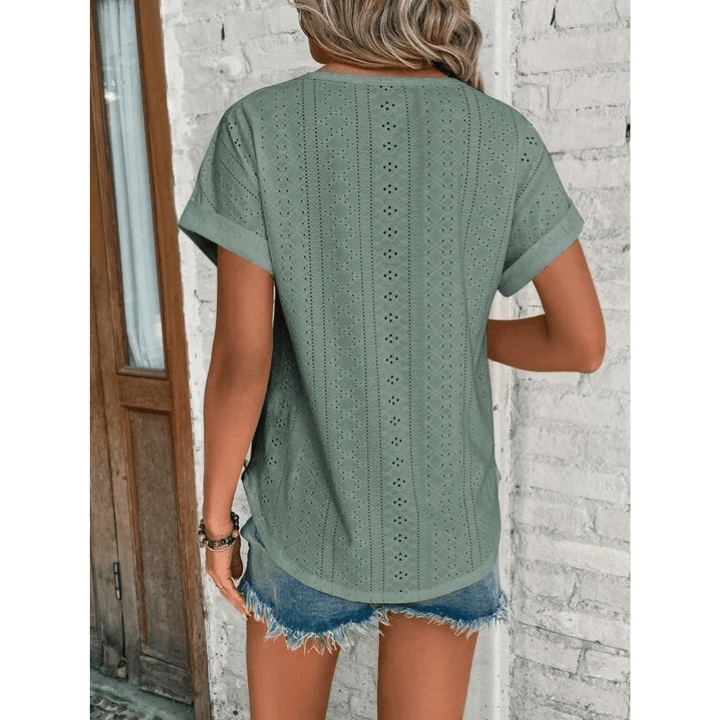 Blouse femme confortable, broderie anglaise raffinée. Manches courtes, parfaite pour l'élégance estivale.
